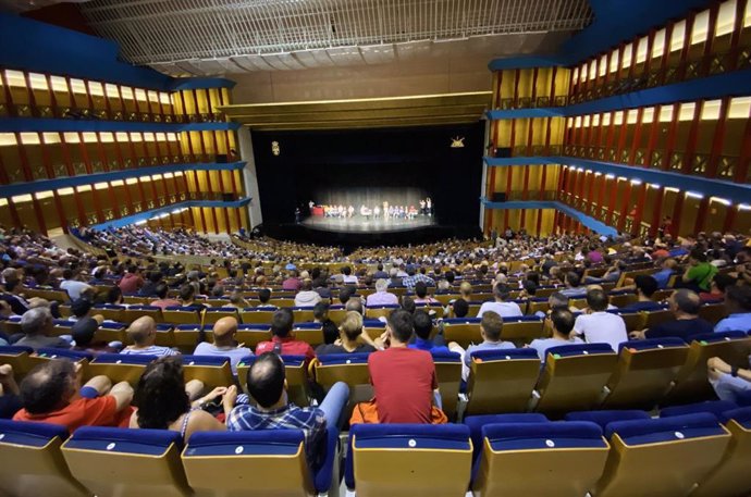 Asamblea de trabajadores del metal para ratificar el acuerdo de sindicatos con la patronal que pone fin a la huelga