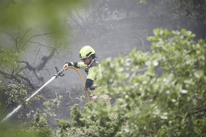 Un bombero de Euskadi trabaja en las labores de extinción del incendio en Olleta, a 21 de junio de 2022, en Olleta, Navarra (España). Desde el pasado 18 de junio, Navarra se ve azotada por los incendios forestales provocados por la ola de calor y otros 