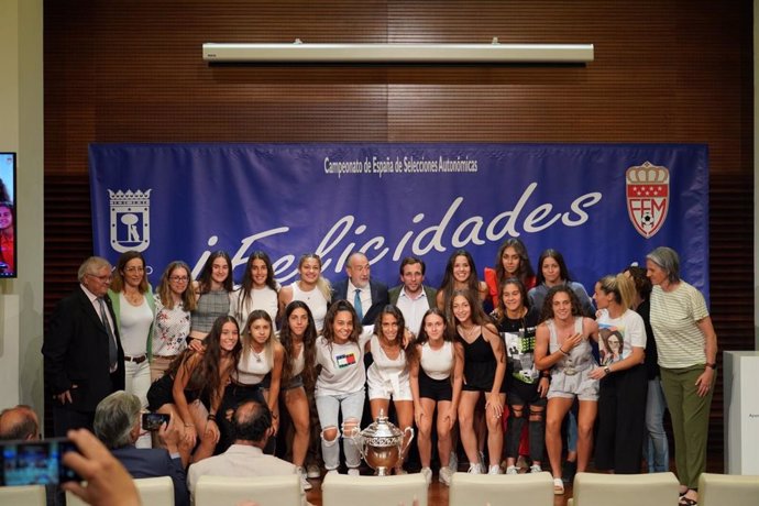 Foto de familia con José Luis Martínez-Almeida, mienbros del Ayuntamiento y la selección madrileña Sub-17 de fútbol