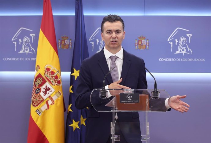 El portavoz del PSOE en el Congreso, Héctor Gómez, interviene en una rueda de prensa posterior a una Junta de Portavoces, en el Congreso de los Diputados, a 21 de junio de 2022, en Madrid (España).