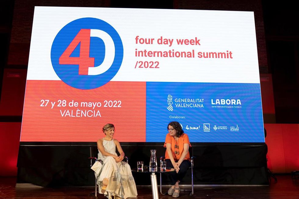 La vicepresidenta Segunda y ministra de Trabajo y Economía Social, Yolanda Díaz (i) y la vicepresidenta y consellera de Políticas Inclusivas de la Generalitat, Mónica Oltra (d)