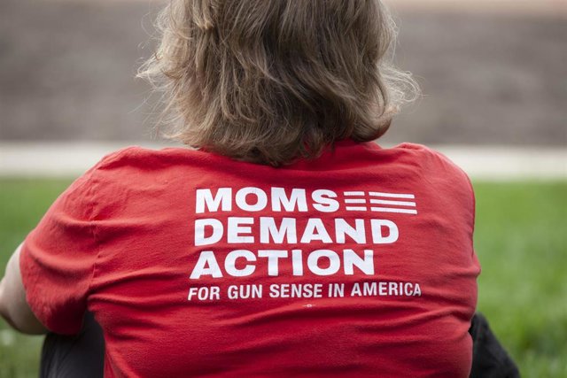 El Senado de EEUU avanza en la primera legislación importante sobre armas en décadas Manifestación a favor del control de armas en Columbus, Ohio
