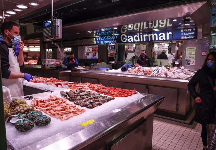 Archivo - Un vendedor en un puesto de pescado y marisco en el Mercado Central de Valencia, a 24 de marzo de 2022, en Valencia, Comunidad Valenciana, (España). La Asociación de Supermercados de la Comunitat (ASUCOVA), la Asociación Valenciana de Consumid