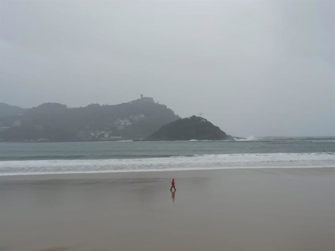 Archivo - Día de lluvia en San Sebastián