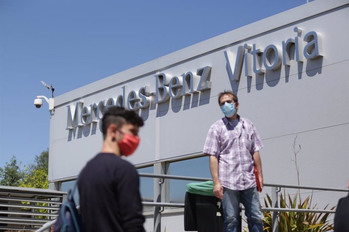 Archivo - Un trabajador  la planta de Mercedes-Benz de Vitoria entra a las instalaciones