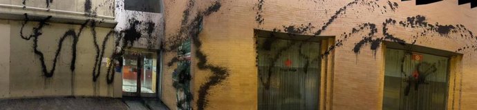 Imagen de la fachada de Cruz Roja pintada de negro.