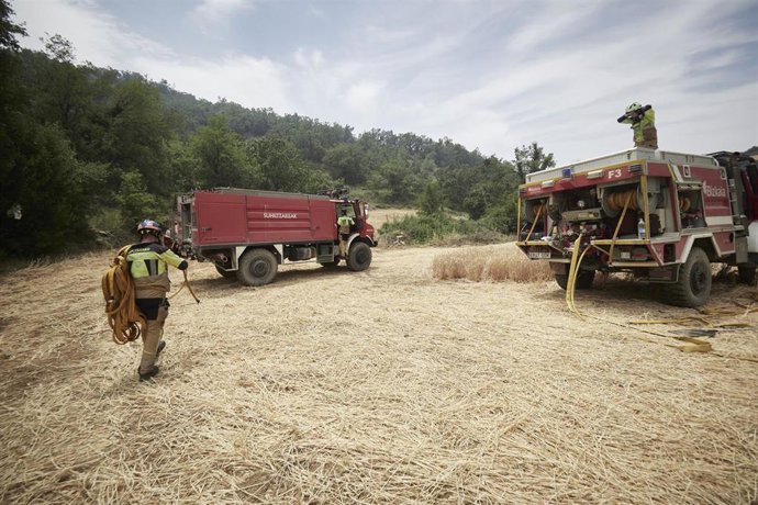 Un bombero de Euskadi trabaja en las labores de extinción del incendio en Olleta, a 21 de junio de 2022, en Olleta, Navarra (España). Desde el pasado 18 de junio, Navarra se ve azotada por los incendios forestales provocados por la ola de calor y otros 
