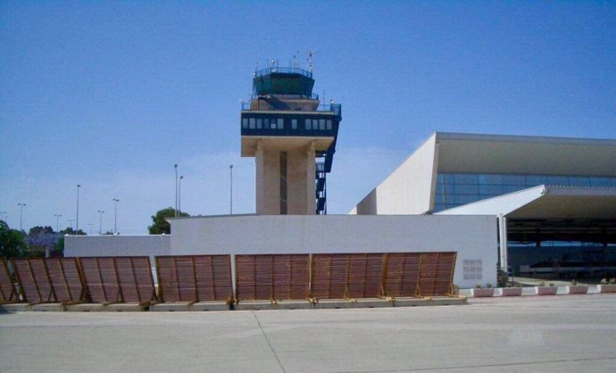 Archivo - Torre del aeropuerto de Almería