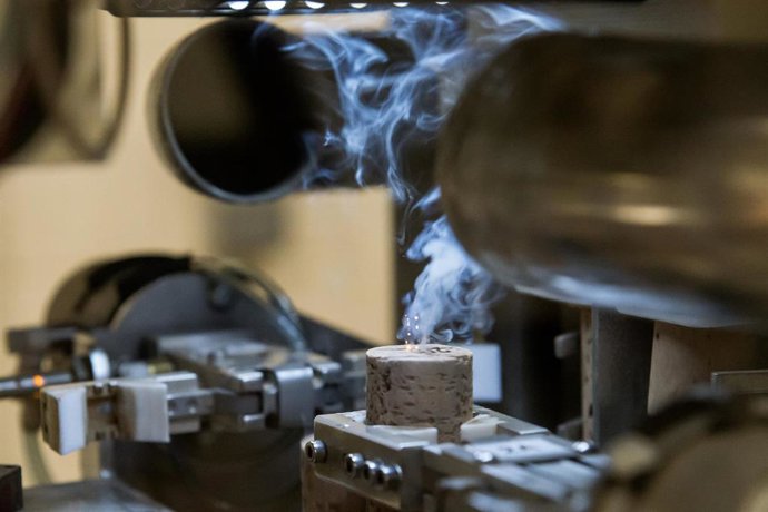 Tratamiento de superficie de los corchos para el correcto embotellado