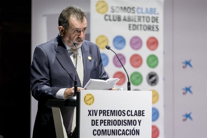Archivo - El presidente de Clabe, Arsenio Escolar, interviene durante el acto de entrega de los XIV Premios de Periodismo y Comunicación del Club Abierto de Editores (CLABE), en CaixaForum, a 14 de septiembre de 2021, en Madrid (España).