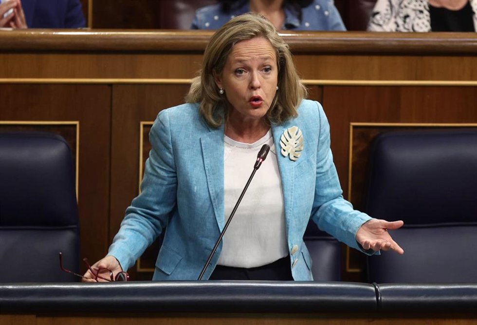 La vicepresidenta primera del Gobierno, Nadia Calviño, interviene en una sesión de control, en el Congreso de los Diputados, a 22 de junio de 2022, en Madrid (España). Se trata del primer pleno tras las elecciones andaluzas donde el PP obtuvo mayoría ab