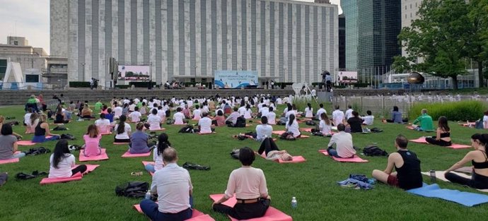 La ONU anima a practicar yoga porque ayuda a encontrar un estilo de vida sostebible
