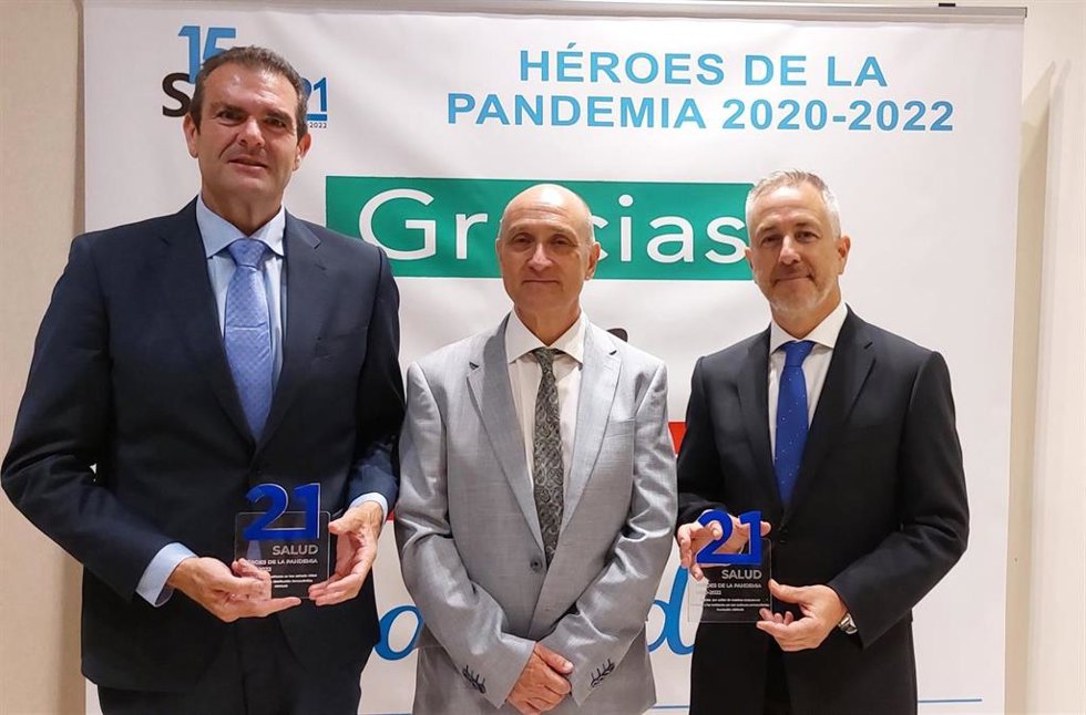 De Izquierda A Derecha, El Presidente De Grupo Hefame, Enrique Ayuso; El Director De Salud 21, Alfonso De Celestinos, Y El Secretario De Fundación Hefame, Carlos Fernández.