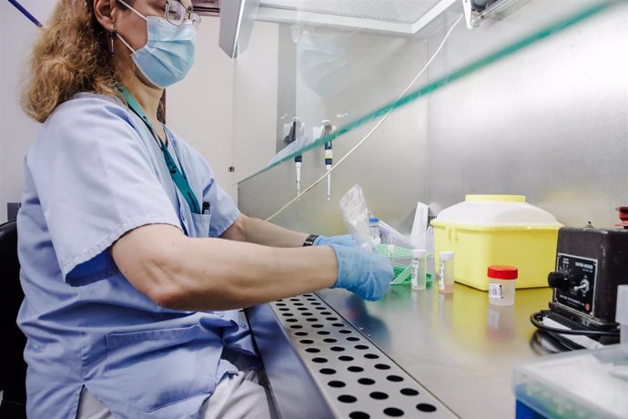 Una técnico de laboratorio sostiene una de las pruebas de análisis para la viruela del mono, en el Hospital Ramón y Cajal, a 30 de mayo de 2022, en Madrid (España). 