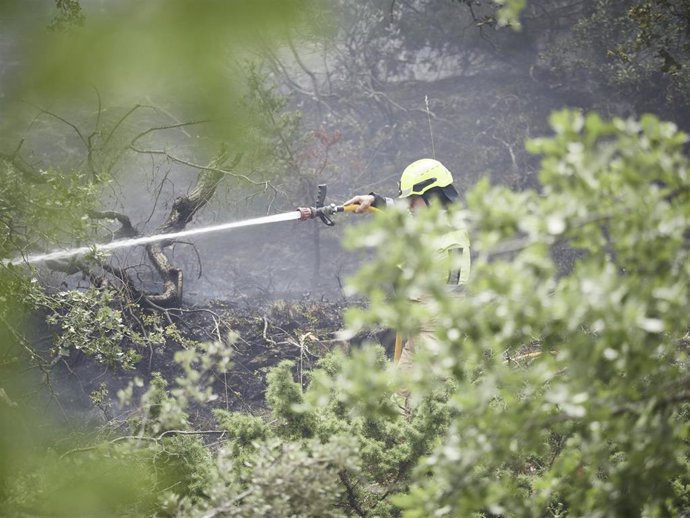 Un bombero de Euskadi trabaja en las labores de extinción del incendio en Olleta, a 21 de junio de 2022, en Olleta, Navarra (España). Desde el pasado 18 de junio, Navarra se ve azotada por los incendios forestales provocados por la ola de calor y otros 