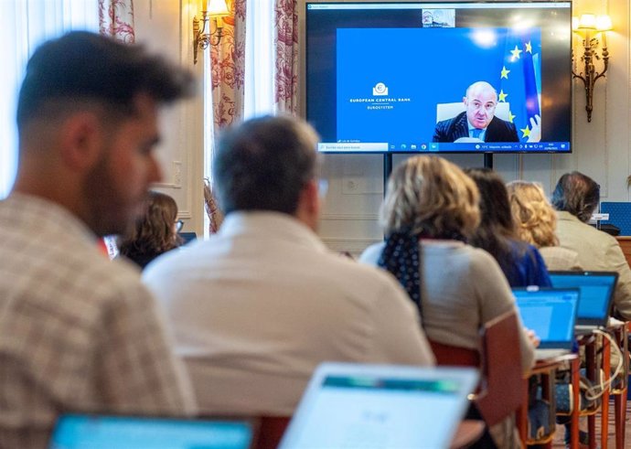 El viepresidente del BCE, Luis de Guindos, durante el curso de verano de la APIE en la UIMP