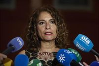 Montero cree que la rebaja del IVA de la luz al 5% reducirá "sin duda" la factura de los hogares