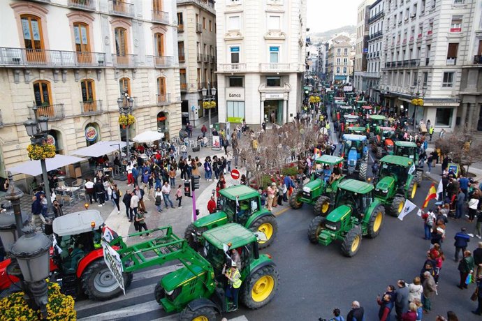 Archivo - Un grupo de unos 300 manifestantes se ha desviado del itinerario de la tractorada convocada por organizaciones agrarias y ganaderas en protesta por la crisis del sector primario y ha cortado el tráfico en Camino de Ronda a la altura de Recogid