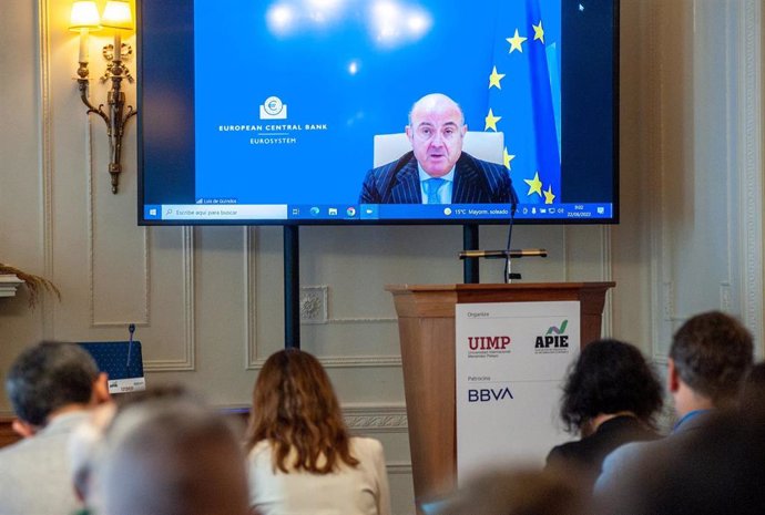 Luis de Guindos, Vicepresidente del BCE, durante su intervención por vía telemática en el curso de verano de la APIE en la UIMP de Santander.