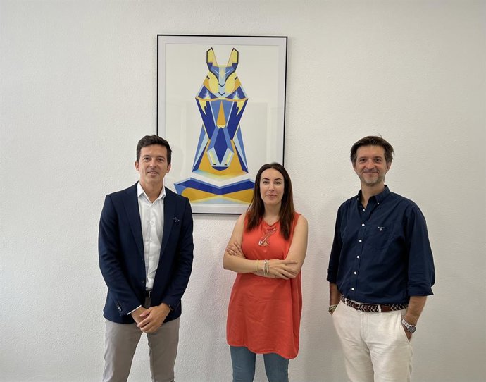 El director institucional de Bit2Me, Abel Peña; la consejera delegada de Ath21, Cristina Carrascosa, y el socio fundador de Ath21, Luis Gosalbez.