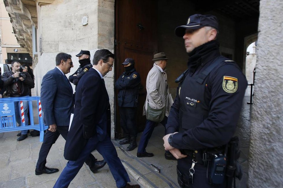 Archivo - El juez Manuel Penalva (izq) y el fiscal Miguel Ángel Subirán (dech), a su llegada a la audiencia de Palma de Mallorca en febrero de 2020.