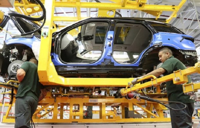 Archivo - Economía/Motor.- Las fábricas españolas reducen un 37,9% su producción en octubre por la falta de componentes