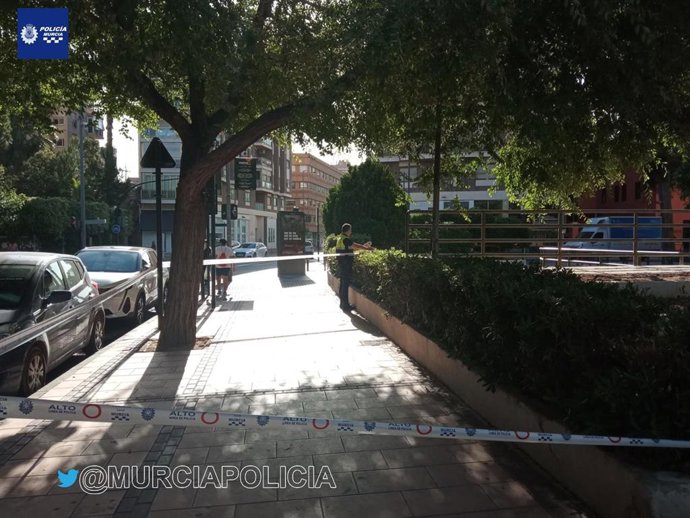 Un agente de Policía Nacional acota la calle