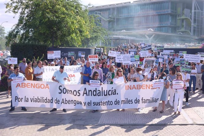 Alrededor de 500 trabajadores de Abengoa protestan en Palmas Altas, mientras continúa el encierro en la SEPI.