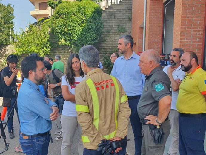 El president del Govern, Pere Aragons, en Artesa de Segre (Lleida) junto al delegado del Govern en Lleida, Bernat Solé, y efectivos de Bombers de la Generalitat, Agents Rurals y el Sistema d'Emergncies Mdiques (SEM), a miércoles 22 de junio de 2022