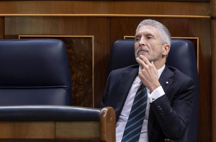 El ministro del Interior, Fernando Grande-Marlaska, en una sesión plenaria en el Congreso de los Diputados, a 25 de mayo de 2022, en Madrid (España). Durante el pleno, el Ejecutivo central debe responder a las preguntas de la oposición sobre los privil