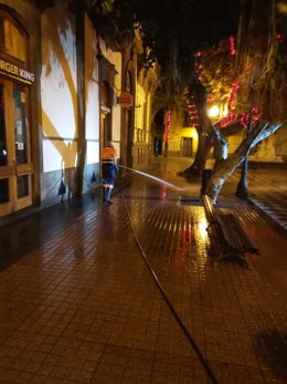 Archivo - Operarios limpiando las calles de Las Palmas de Gran Canaria