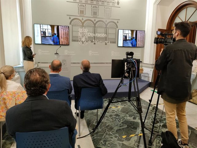 El jurado y autoridades en la presentación de los vídeos ganadores y la entrega de premios en la Diputación de Salamanca.