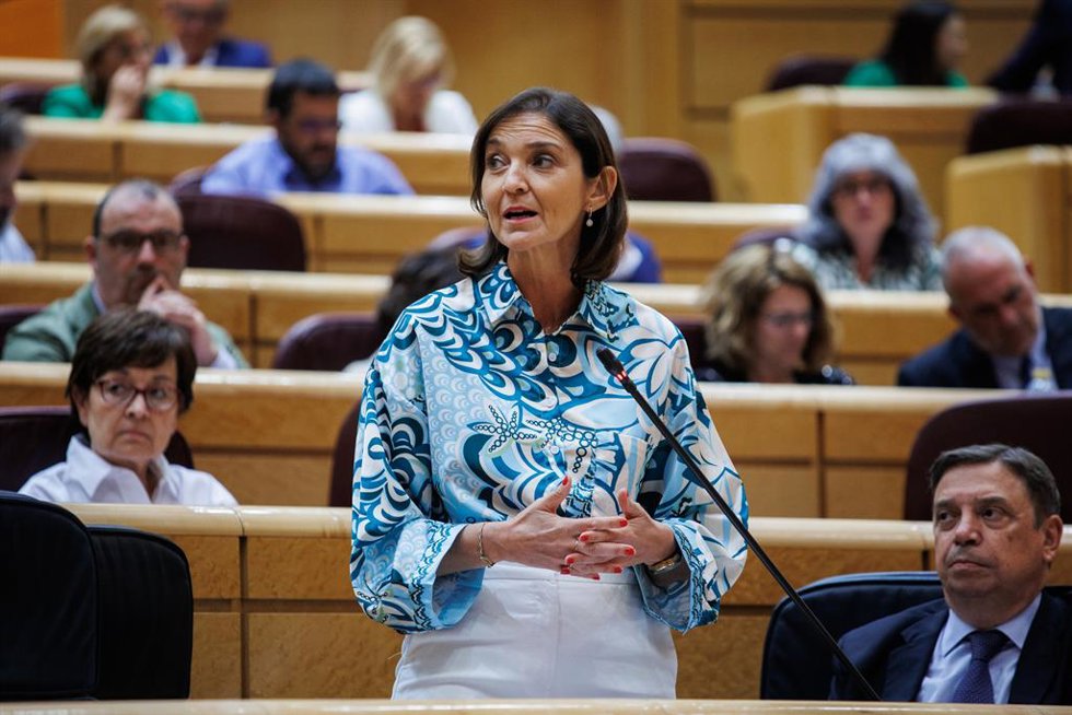 La ministra de Industria, Comercio y Turismo, Reyes Maroto, interviene durante una sesión plenaria, en el Senado, a 21 de junio de 2022, en Madrid (España).