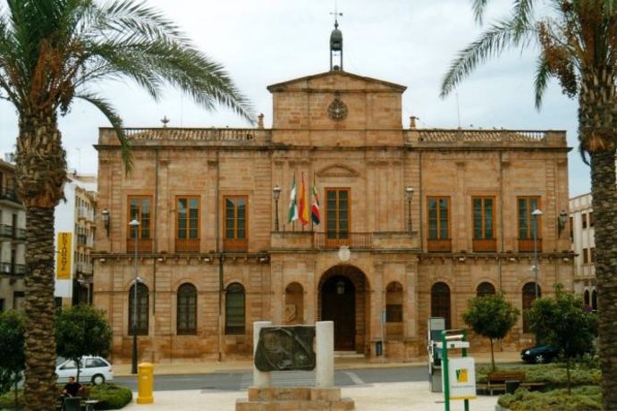 Archivo - Fachada del Ayuntamiento de Linares