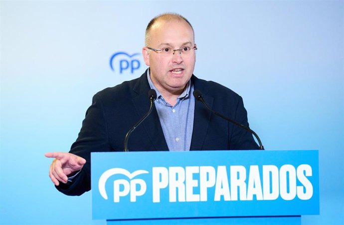 El vicesecretario de Organización Territorial del PP, Miguel Tellado, interviene en una reunión con alcaldes y portavoces municipales, en el salón Valencia del Hotel Santemar, a 10 de junio de 2022, en Santander, Cantabria (España).