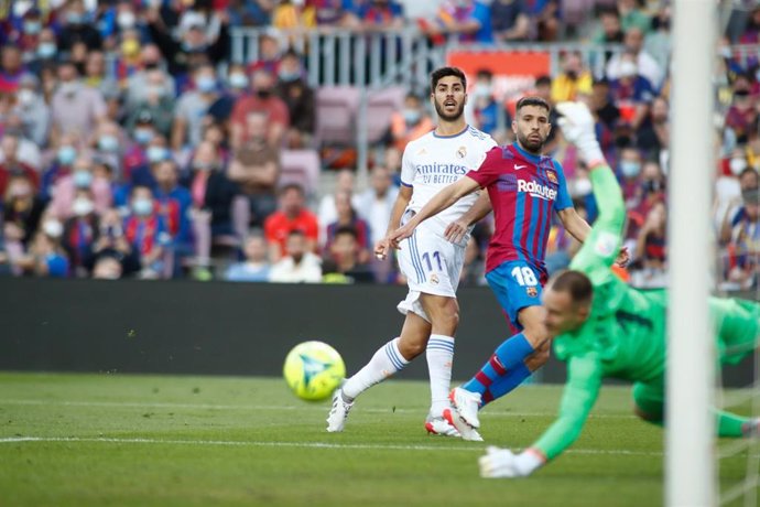 Archivo - Marco Asensio dispara ante Jordi Alba en el FC Barcelona-Real Madrid de LaLiga Santander 2021-2022