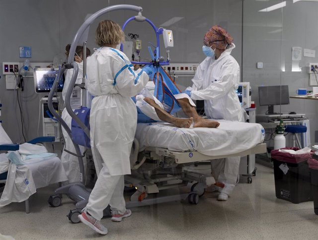 Archivo - Varios sanitarios alrededor de un paciente ingresado en la UCI del Hospital Enfermera Isabel Zendal, a 13 de enero de 2022, en Madrid (España).
