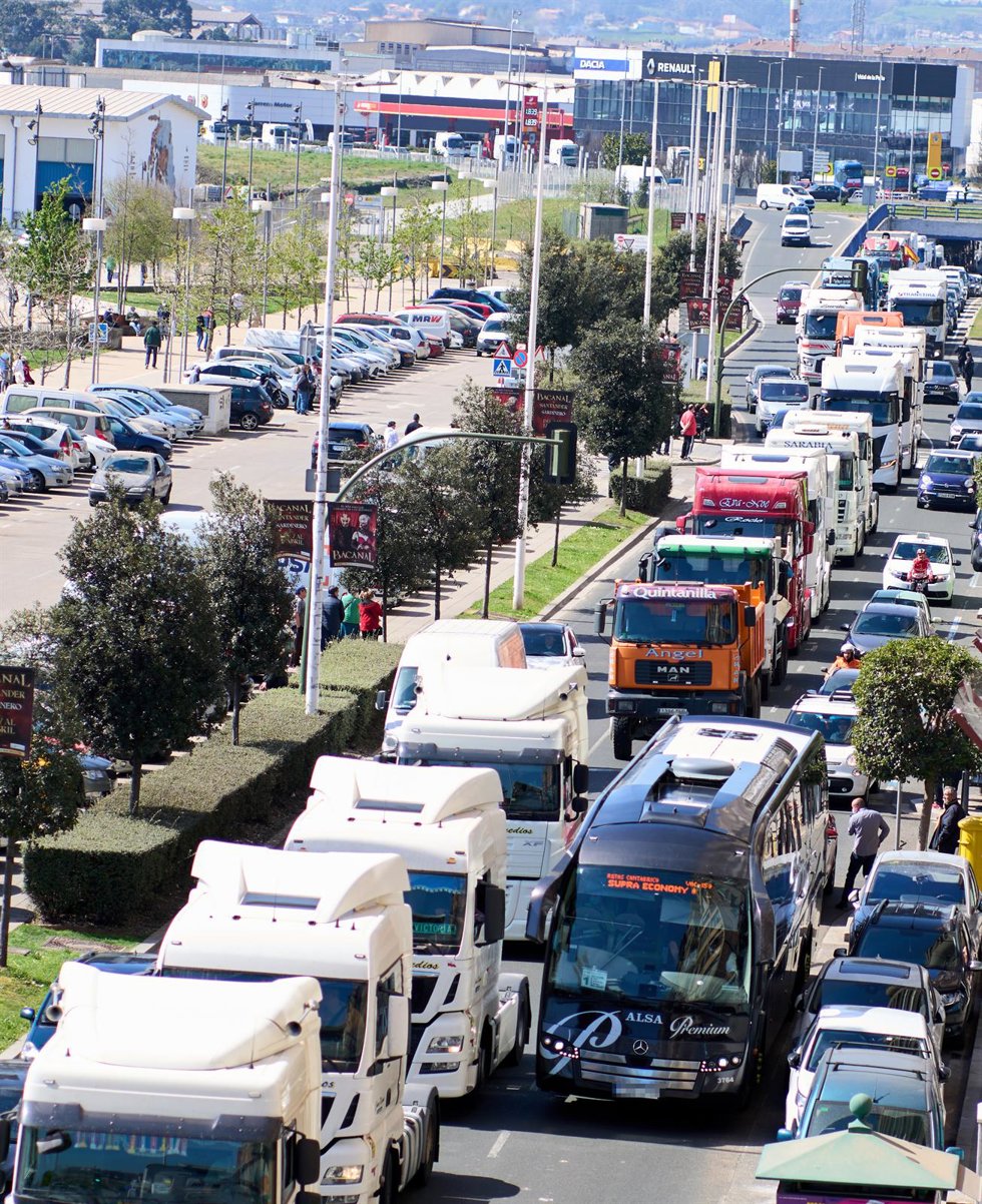 Archivo - Varios camiones participan en una marcha convocada desde el polígono de Raos hasta el Centro Botín, durante el undécimo día de paro nacional de transportistas