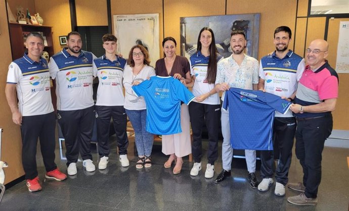 La la delegada territorial de Educación y Deporte en Huelva, Estela Villalba, junto a miembros del IES La Orden.