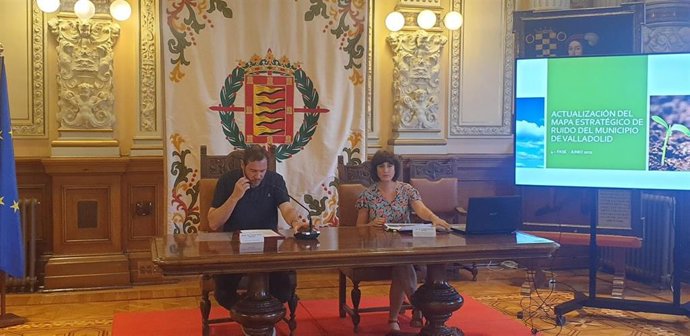 El alcalde de Valladolid, Óscar Puente, y la concejala de Medio Ambiente y Desarrollo Sostenible, María Sánchez, durante la presentación este miércoles de la Fase 4 de Mapa de Ruido