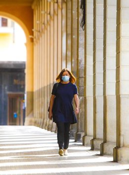 Archivo - La presidenta del Govern, Francina Armengol, con una mascarilla como protección frente al coronavirus