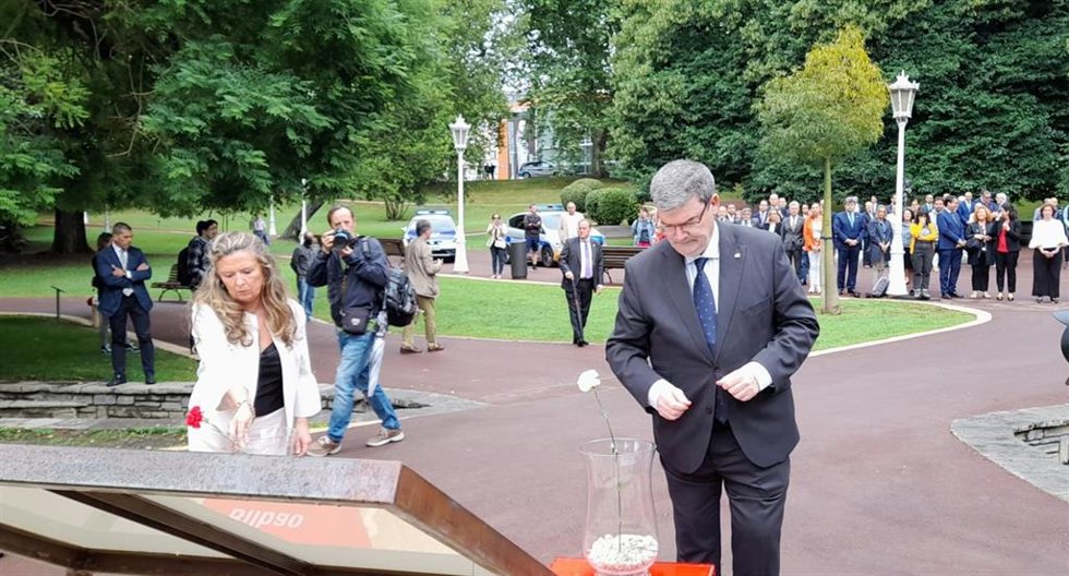 La consejera de Salud, Gotzone Sagardui, y el acaldel de Bilbao, Juan Mari Aburto, en la ofrneda floral junto a la placa en recuerdo a los fallecidos por covid-19 en Bilbao instalada en el Parque de Doña Casilda.