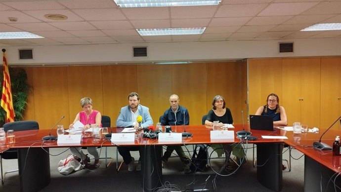Ruth Soto, Marc Sanglas, Eloi Badia y Carme Borrell durante la presentación del informe de la calidad del aire de Sant Adri del Bess.