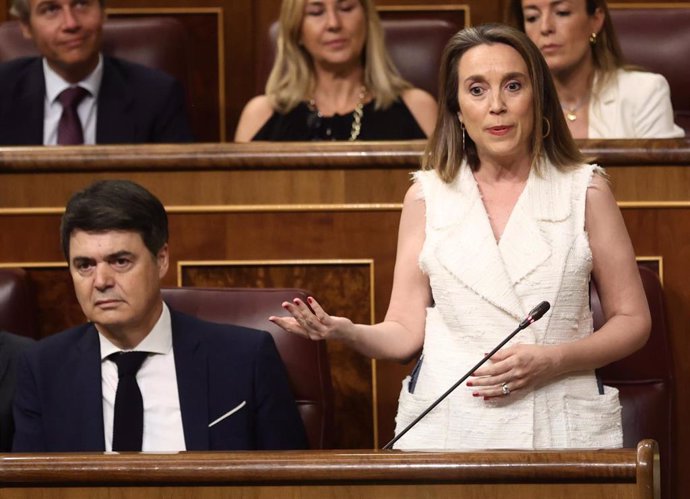 La secretaria general del Partido Popular, Cuca Gamarra, interviene en una sesión de control, en el Congreso de los Diputados, a 22 de junio de 2022, en Madrid (España). 