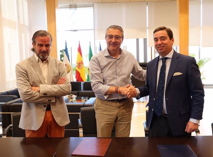 El diputado provincial de Cultura, Víctor González; el presidente de la Diputación, Francisco Salado, y el gerente de la adjudicataria de la Plaza de Toros de La Malagueta, José María Garzón.