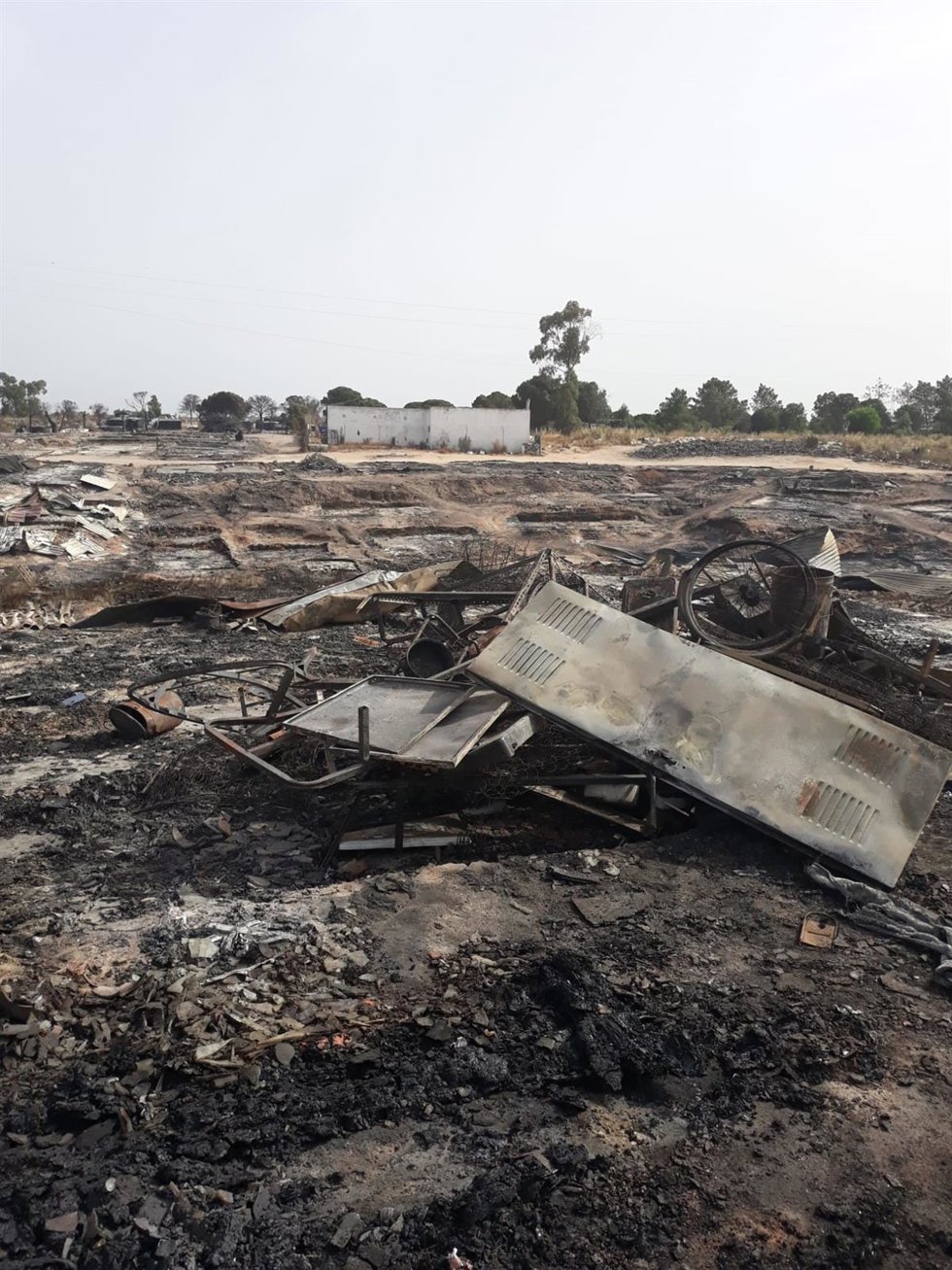 Imagen del incendio en el asentamiento de Palos de la Frontera. Archivo. 