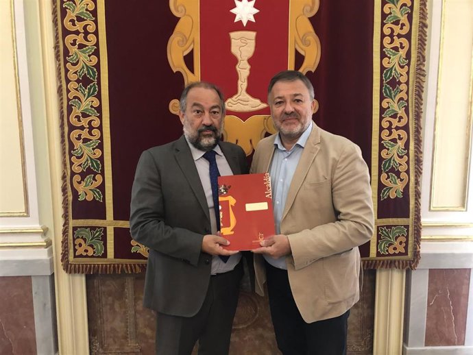 El alcalde de Cuenca, Darío Dolz, y el rector de la Universidad de Castilla-La Mancha (UCLM), Julián Garde.