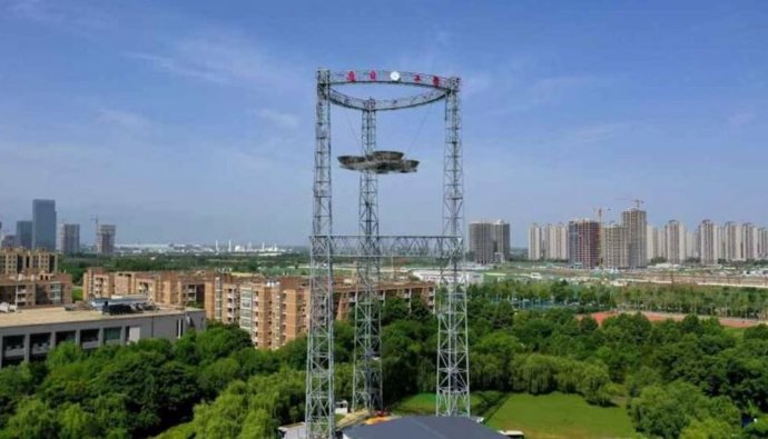La estructura de acero de 75 metros de altura alberga sistemas para probar la energía solar basada en el espacio, en la Universidad de Xidian en Xi'an, al norte de China.