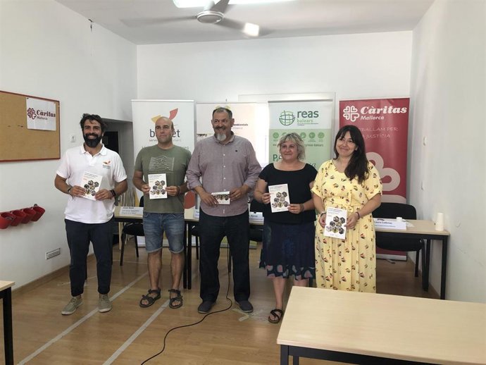 Archivo - El director general de Promoción de Economía Social, Manuel Porras, junto a los representantes de las empresas de inserción laboral.