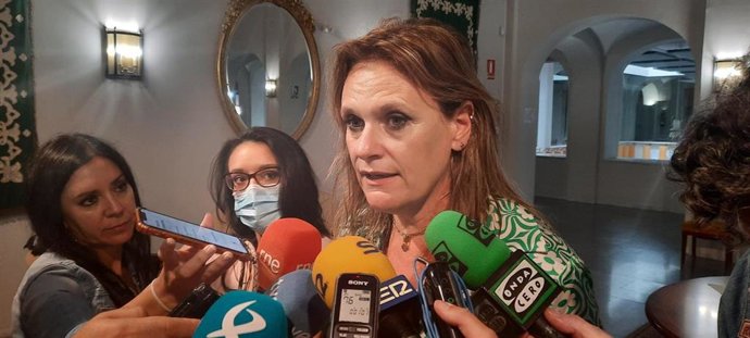 La delegada del Gobierno en Extremadura, Yolanda García Seco, atiende a los medios en Badajoz